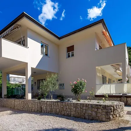 Ferienapartment Mit Terrasse Fuer Sechs Personen Apartman