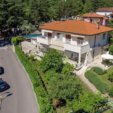 Ferienapartment Mit Terrasse Fuer Sechs Personen Apartman Moscenicka Draga