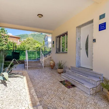 Ferienapartment Mit Terrasse Fuer Sechs Personen Apartman