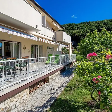 Ferienapartment Mit Terrasse Fuer Sechs Personen *