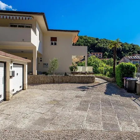 Ferienapartment Mit Terrasse Fuer Sechs Personen