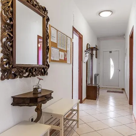 Ferienapartment Mit Terrasse Fuer Sechs Personen